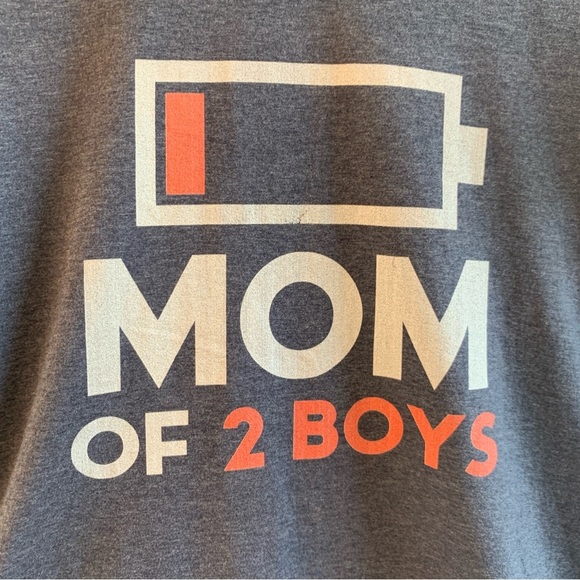 Port & Company Gray Graphic T-Shirt “Mom of 2 Boys" Low Battery Size XL - Picture 2 of 4